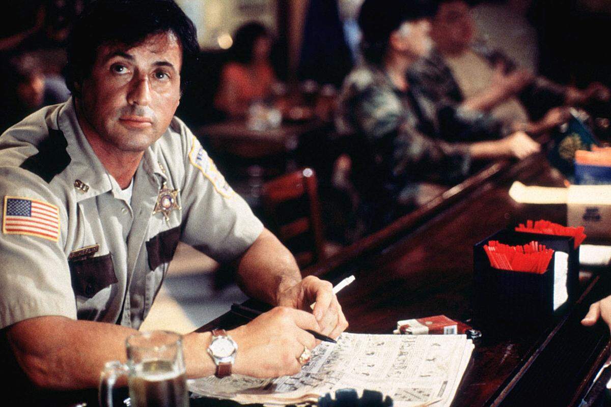 Umso erfreuter war Sylvester Stallone, als er 1997 die Rolle in James Mangolds Polizisten-Thriller "Copland" bekam. An der Seite von Robert De Niro, Harvey Keitel und Ray Liotta überzeugte er als Charakterdarsteller - und lieferte seine wohl beste Schauspielleistung seit Rocky Teil eins ab.