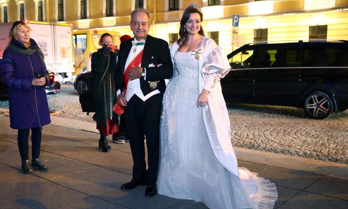 Dem Satinstoff blieb die Braut dann auch beim zweiten Kleid für die Hochzeitsfeier treu – zumindest beim Puffärmel-Mantel. Allerdings fiel dieses Modell ein bisschen opulenter aus. 