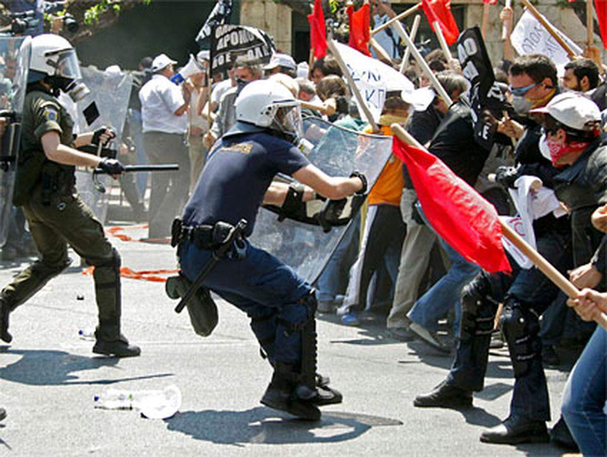 Bei einer Demonstration kam es vor dem Parlament in Athen aber schon am Dienstag zu gewaltsamen Zusammenstößen.