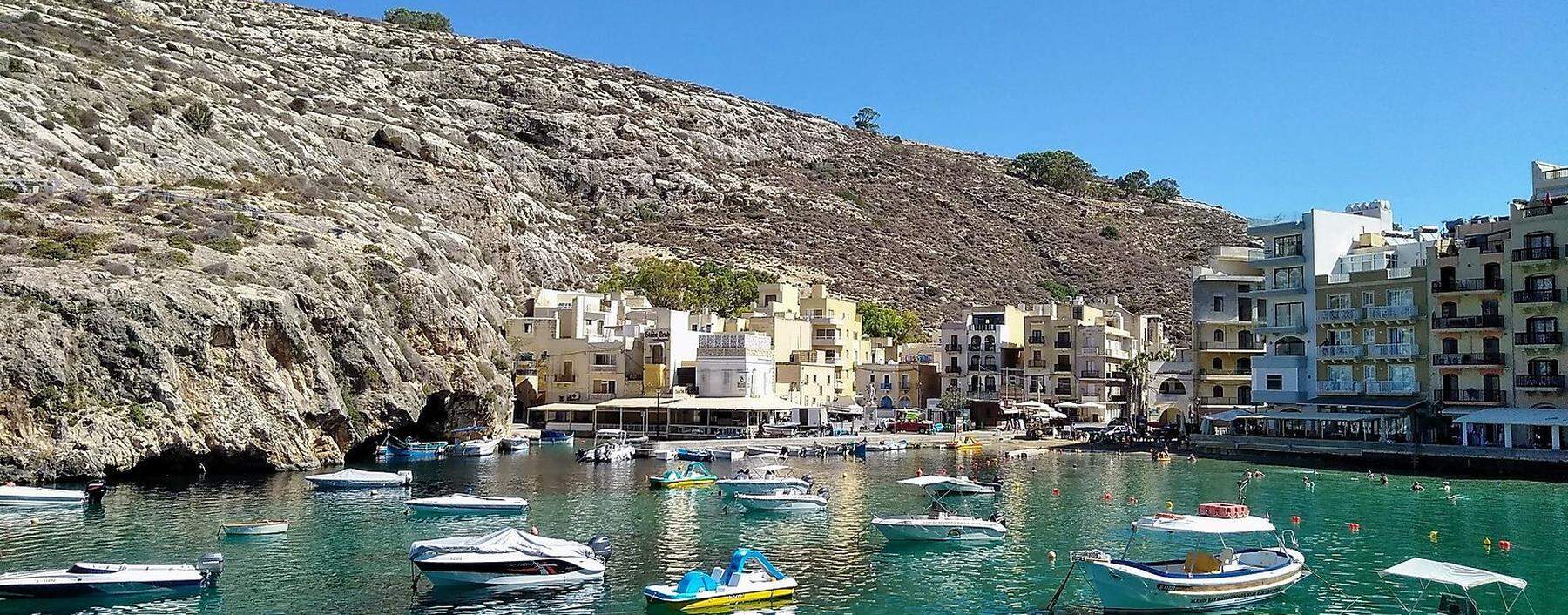 Das schmale, fjordartige Hafenbecken von Xlendi auf Gozo.