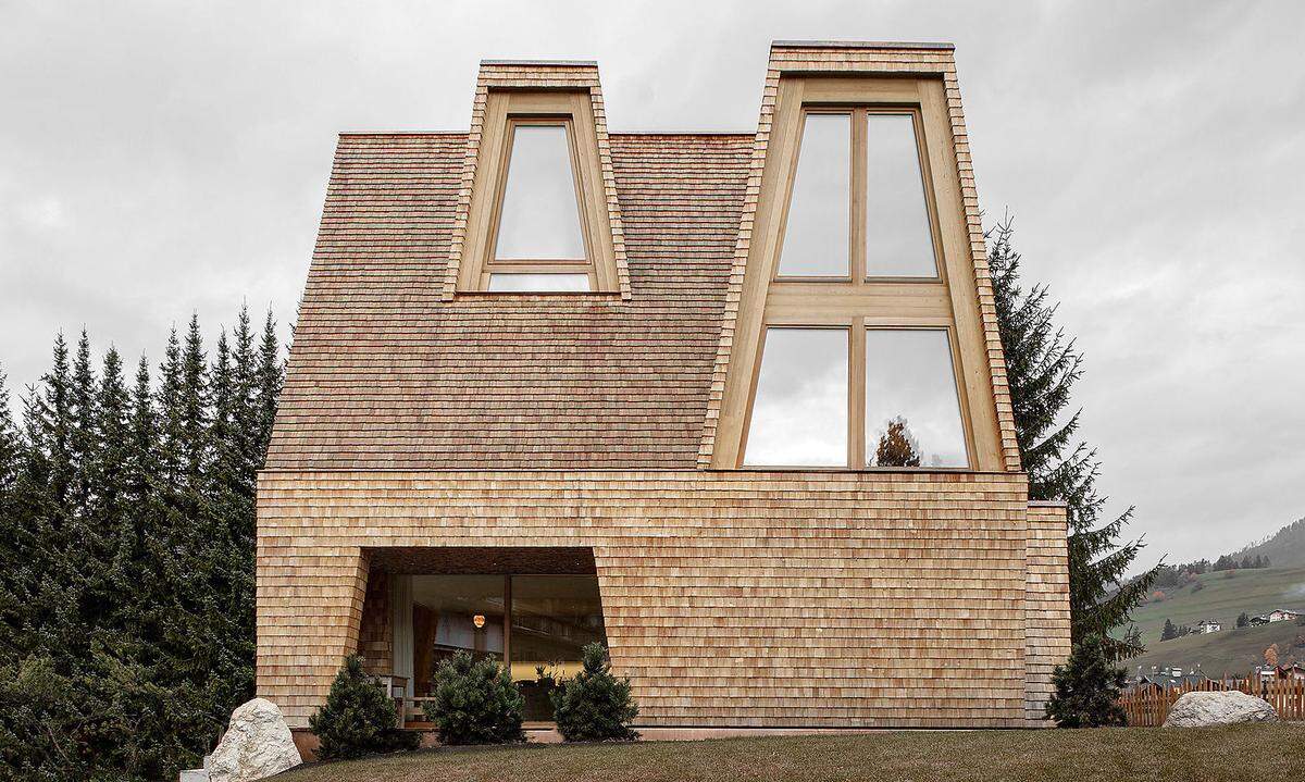 Ein Blickfang gelang Pedevilla Architects aus Bruneck/Südtirol mit diesem Einfamilienhaus im italienischen Cortina.