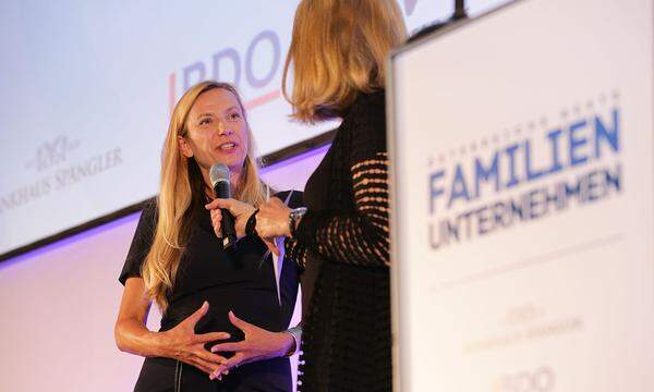 Familienministerin Juliane Bogner-Strauss im Gespräch mit Moderatorin Barbare van Melle (r.).