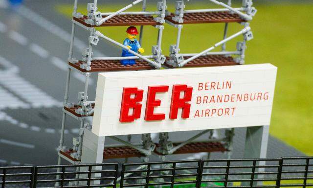 Der Start des Berliner Großairports BER ist seit dem kurzfristig geplatzten Termin im Sommer 2012 immer wieder verschoben worden