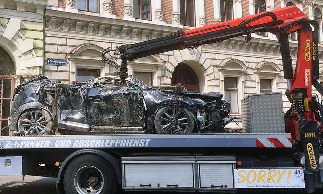 Durch die Explosion beschädigte Fahrzeuge wurden abtransportiert.