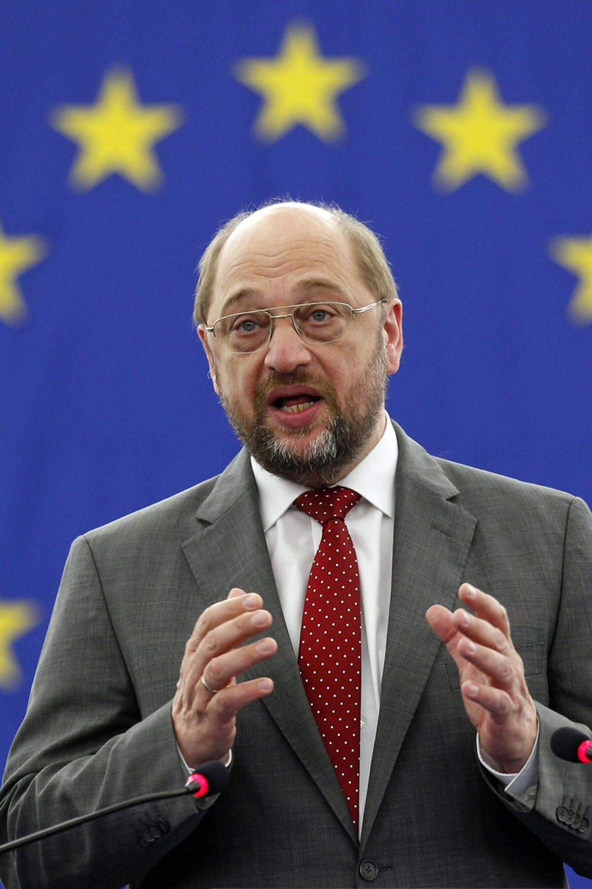 Der Präsident des Europäischen Parlaments, Martin Schulz, machte nach der "Schicksalswahl" einen Schritt auf die Griechen zu. Er forderte Zugeständnisse an das hoch verschuldete Land. So müsse über die Höhe der Zinsen diskutiert werden, sagte der SPD-Politiker am Montag im Deutschlandfunk. Auch gebe es Zahlungsverpflichtungen, die in den vorgegebenen Zeiträumen nicht geleistet werden könnten.