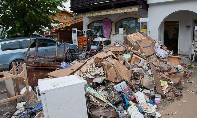 Ein Bild, das in vielen Gemeinden derzeit vorherrscht - Müllberge vor den Häusern, wie hier in Kössen in Tirol.