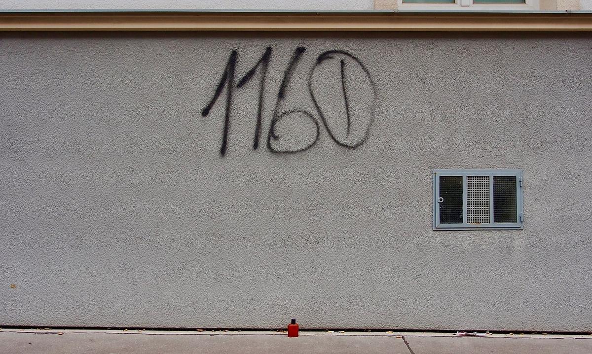 Einfach falsch, oder ein Protest? Graffiti an der auf der Hernalser Seite der Beringgasse, in deren Mitte die Bezriksgrenze verläuft.