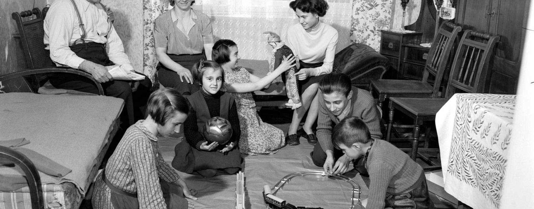 Wohnzimmer einer Familie aus dem Jahr 1955. Für Frauen waren Sicherheit und Stabilität wichtig, es kam zu einer hohen Zahl von Eheschließungen.
