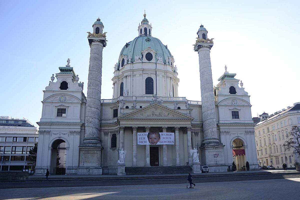 Architekt Bernhard Fischer von Erlach ließ sich beim Entwurf der Karlskirche angeblich von der Suleyman-Moschee in Konstantinopel, dem heutigen Istanbul, inspirieren.
