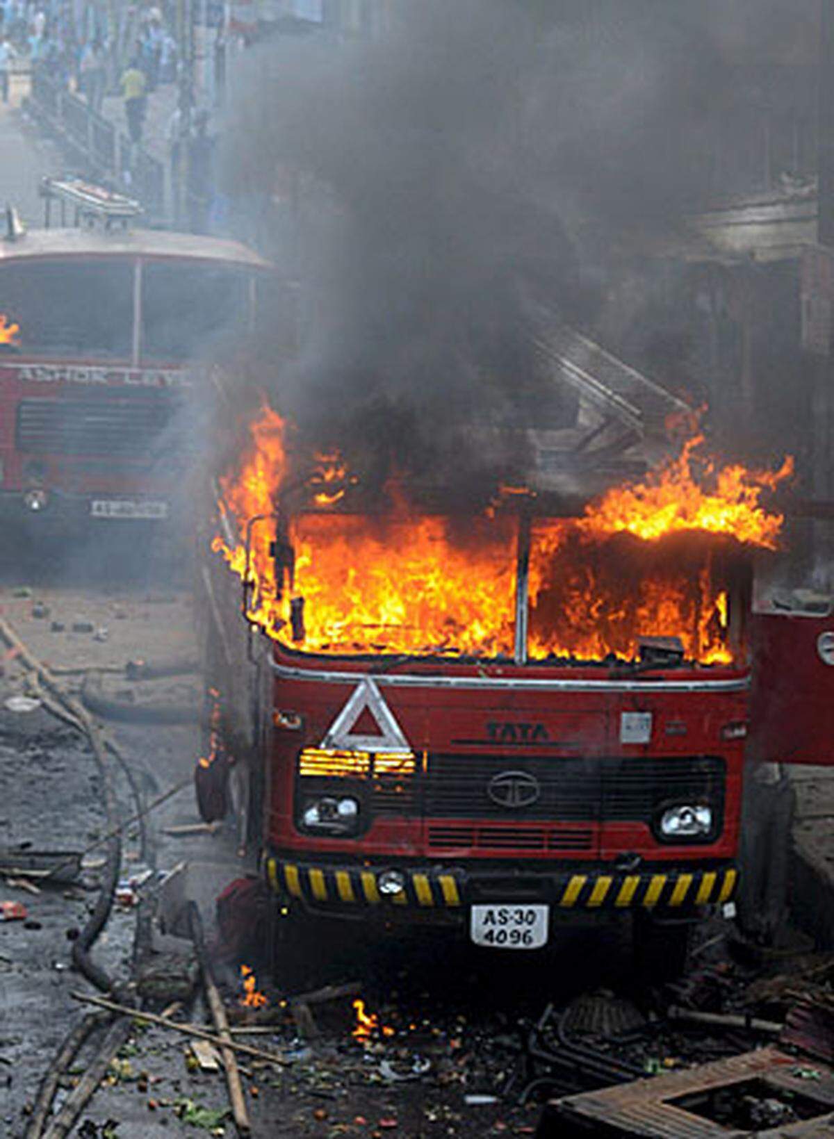Bei der bisher schwersten Bombenserie im Nordosten Indiens sterben im Unionsstaat Assam mehr als 80 Menschen. Sicherheitskräfte vermuten Separatisten und muslimische Extremistengruppe hinter dem Anschlag.