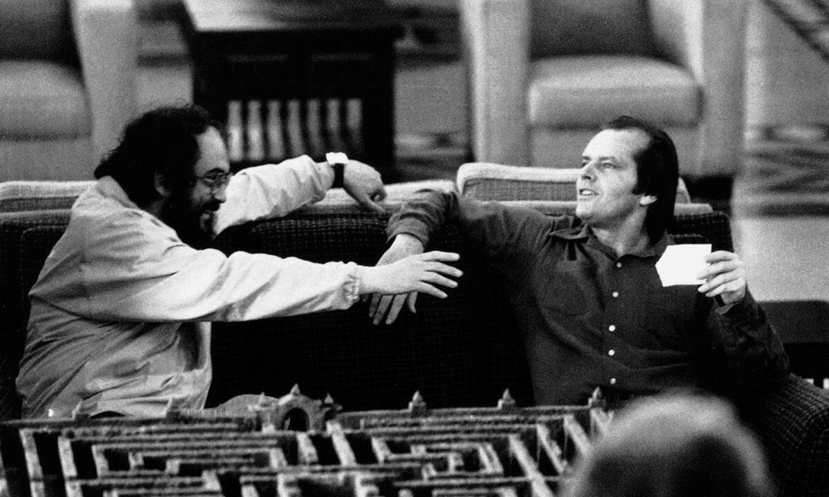 Viele der Exponate stammen aus dem privaten Nachlass des 1999 verstorbenen Regisseurs. Dazu werden ikonische Szenen aus Filmen wie „2001: A Space Odyssey" oder „Eyes Wide Shut" in Großprojektionen gezeigt. Detailverliebt. Stanley Kubrick und Jack Nicholson am Set von „The Shining".