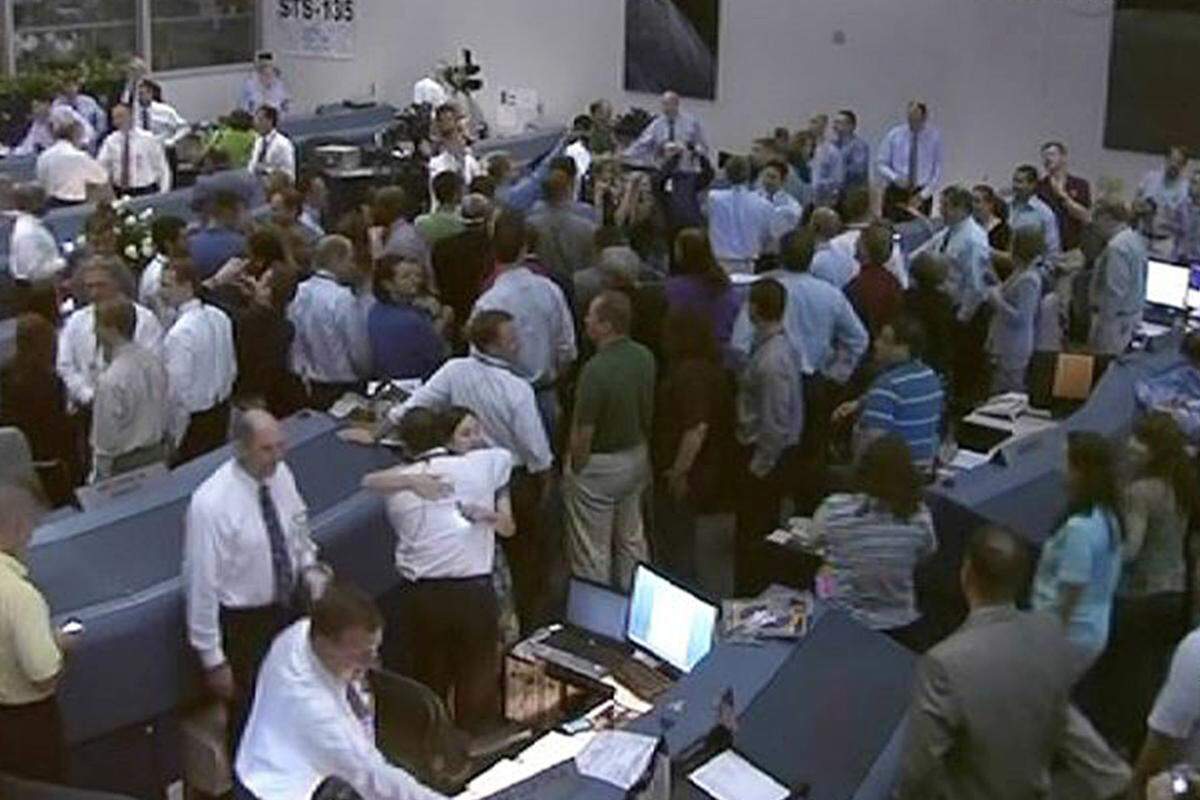 Die NASA-Mitarbeiter im Johnson Space Center in Houston bejubelten die erfolgreiche Landung.