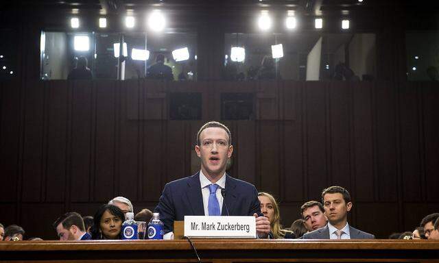 Bilder des Tages Facebook CEO Mark Zuckerberg testifies during a Joint Senate Judiciary and Commerce