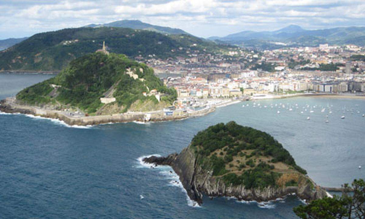 Nein, das ist nicht Rio de Janeiro in der Minimundus-Version, sondern die Hafenstadt San Sebastián (baskisch Donistia) im Golf von Biskaya, knapp 200.000 Einwohner, betrachtet vom Aussichtspunkt des Monte Igueldo …