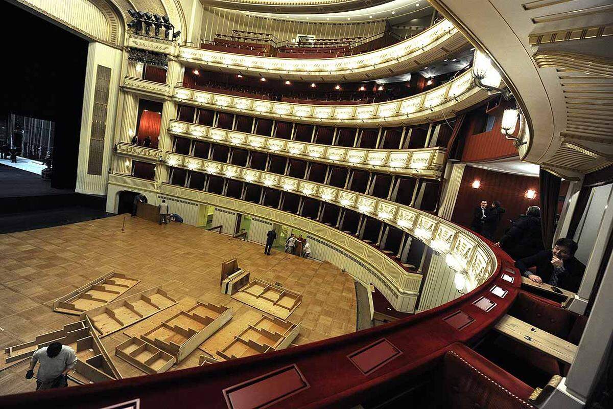 Im Inneren der Oper wird als erstes das Parkett aufgebaut. Rund 170 der zwei Quadratmeter großen Platten müssen jedes Jahr für die Veranstaltung verlegt werden.