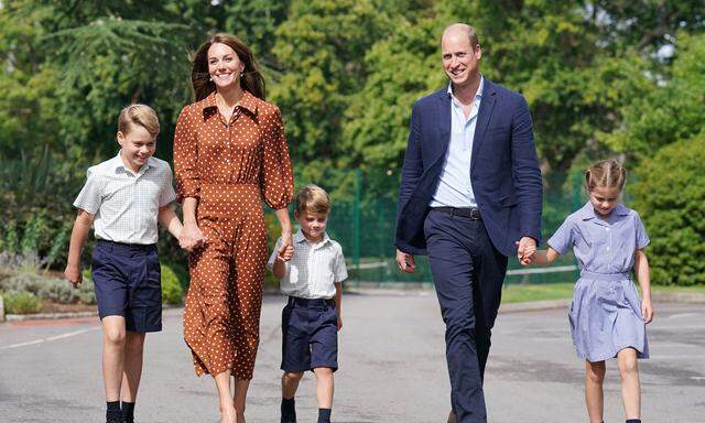 George, Charlotte und Louis gemeinsam mit ihren Eltern Kate und William auf dem Weg zur Schule.
