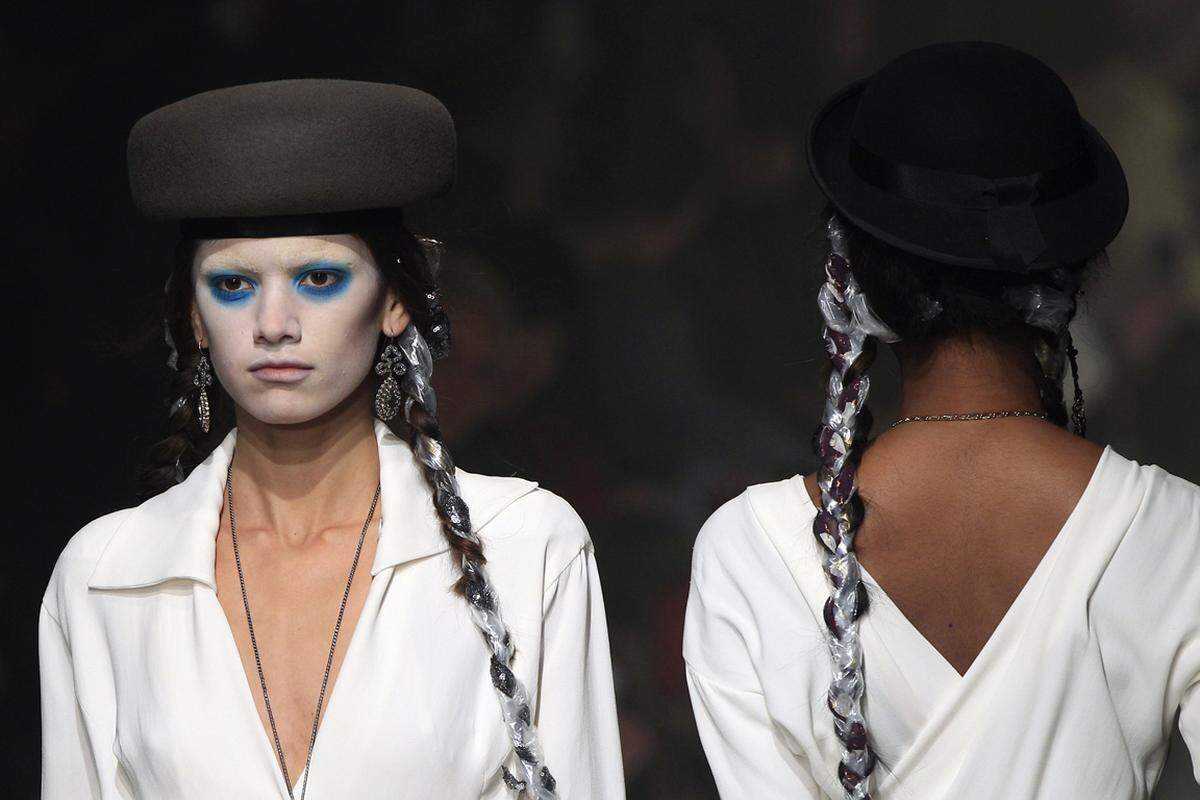 Plastik wurden den Models von Vivienne Westwood in die Zöpfe geflochten.
