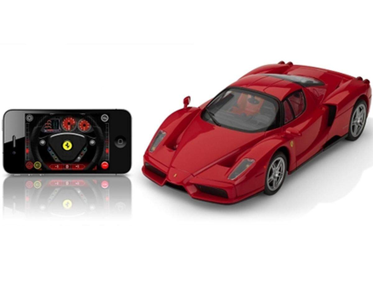 Der kleine Kunststoff-Ferrari lässt sich per Bluetooth mit iPhone, iPad oder iPod Touch steuern. Nettes Detail: Das Gefährt hat sogar Blinker. Vom selben Hersteller gibt es auch einen Helikopter mit iPhone-Steuerung.  Silverlit Ferrari Enzo Bluetooth, rund 80 Euro