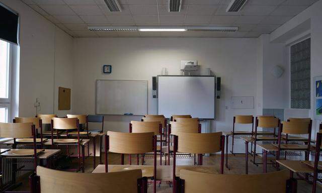 Leerer Klassenraum mit moderner Schultafel, Karlsbad, Tschechien, Europa *** Empty classroom with modern blackboard Kar