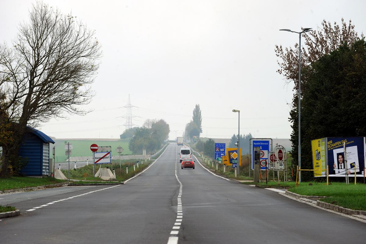 Gut eine Autostunde nördlich von Wien war früher die westliche Welt zu Ende: Am alten Grenzübergang Kleinhaugsdorf im nördlichen Weinviertel.Eine Reportage von Christine Imlinger (Text) und Clemens Fabry (Bilder)