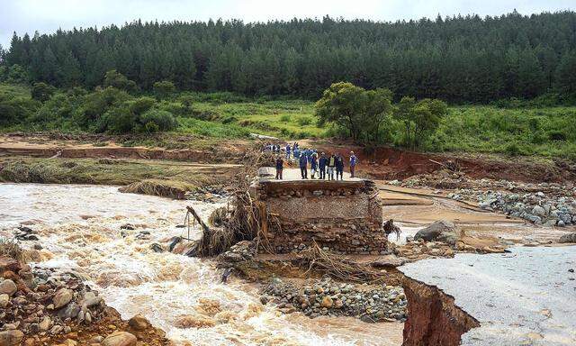 Eine beschädigte Brücke in Simbabwe.