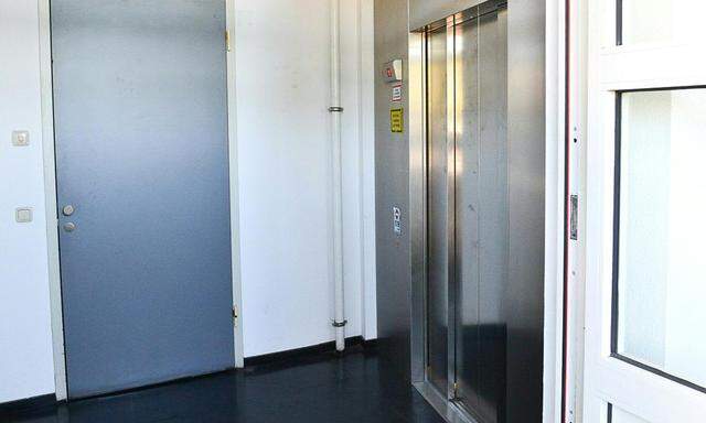 OBER�STERREICH: PATIENT IN STECKENGEBLIEBENEM LIFT GESTORBEN