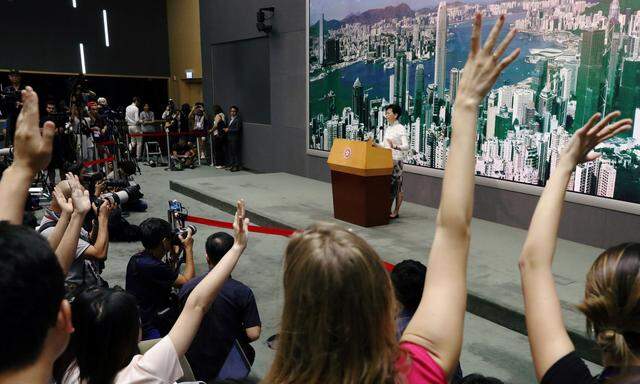Regierungschefin Carrie Lam setzt Auslieferungsgesetz aus