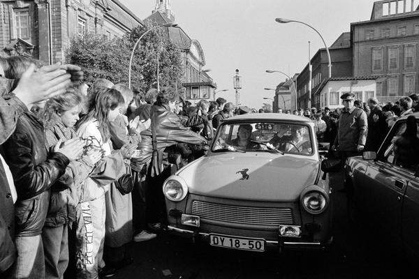 Invalidenstraße, 9. November 1989: Westberliner applaudieren jedem Trabi, der über die Grenze kommt.