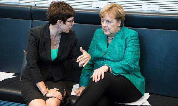 Der CDU-Generalsekretärin (56) geben viele in der Partei die besten Chancen, Merkel zumindest als Parteichefin zu beerben. Die frühere saarländische Ministerpräsidentin gilt auch als Favoritin Merkels. Am Montag wurde bekannt, dass "AKK" als CDU-Vorsitzende kandidieren will. Die Saarländerin hatte Merkel beeindruckt, als sie im Frühjahr 2017 aus fast aussichtsloser Position die Landtagswahl an der Saar mit einem deutlichen Plus doch noch gewinnen konnte.
