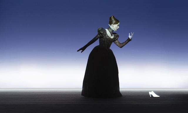 Dunkle Gestalt, mit einem Schuh als transzendentem Kontrast: Isabelle Huppert als Maria Stuart.