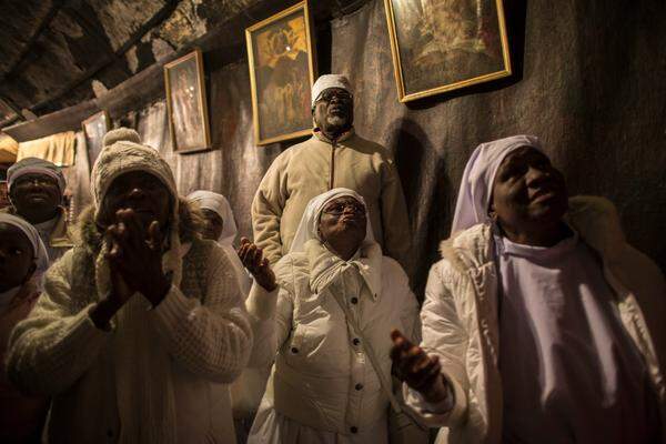 Pilger aus Nigeria beten in der Geburtsgrotte der Geburtskirche in Bethlehem.