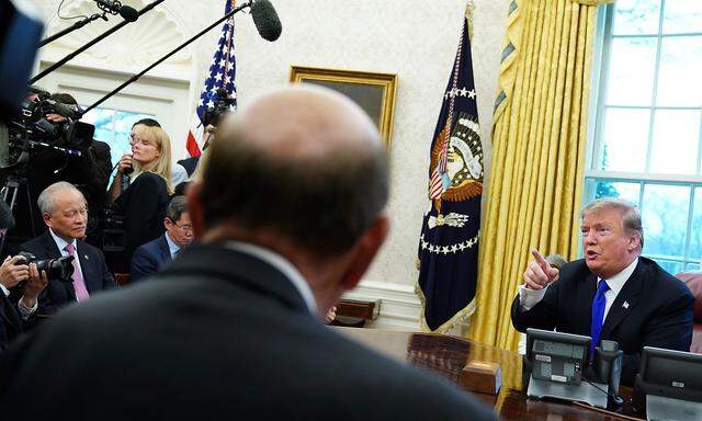 Chinas Diplomat Cui Tiankai (l.) mit US-Präsident Donald Trump.