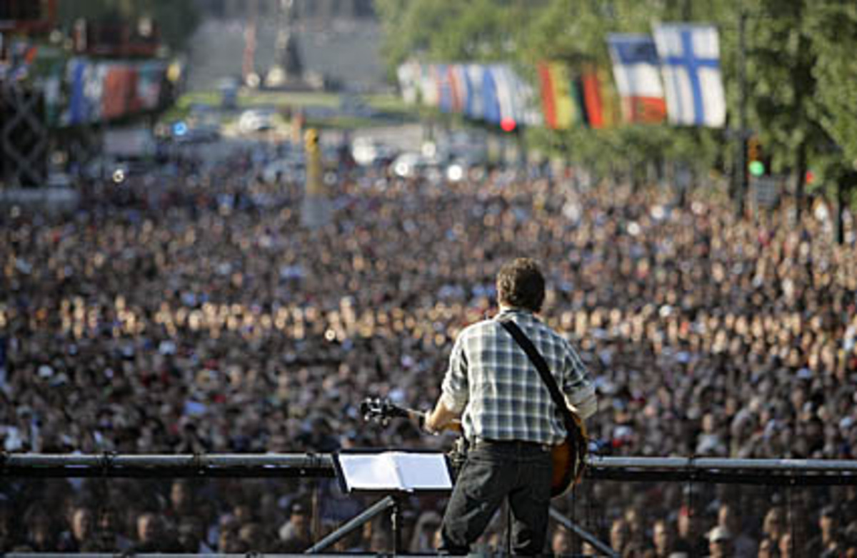 Die Dinosaurier der Musikbranche sind dick im Geschäft: U2, AC/DC, Bruce Springsteen und Madonna erwirtschafteten zwischen Juni 2009 und Juni 2010 zusammen 372 Millionen Dollar, errechnete das US-Magazin "Forbes". Insgesamt sind unter den Topverdienern viele "alte Hasen" - mit einer Ausnahme.  Weiter: Die 10 Topverdiener der Branche