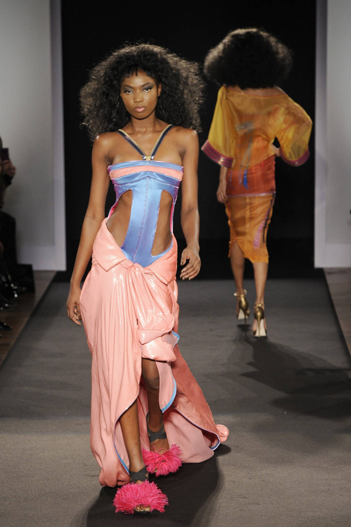 Sieht zwar nicht aus wie Haute Couture, ist aber trotzdem welche. Julien Fournie kombiniert Farbe und legere Schnittführung mit Disco Attitüde und handgenähtem Saum.