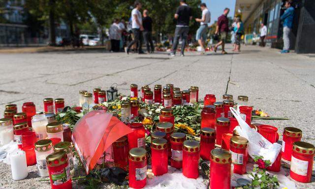 Blumen und Kerzen am Tatort. 