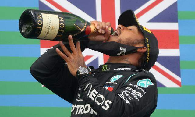 Lewis Hamilton setzt zum 91. Mal die Champagnerflasche an. 