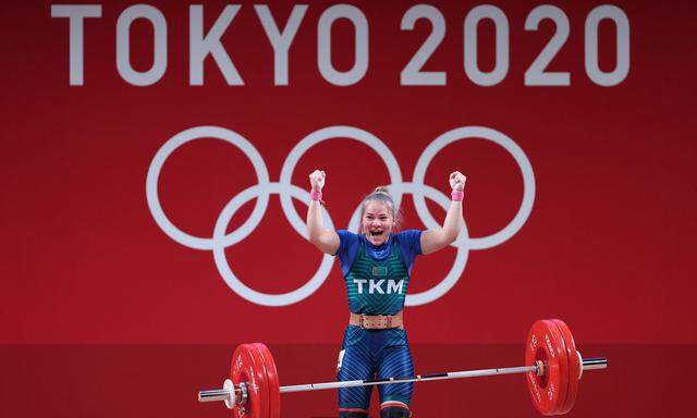 (210727) -- TOKYO, July 27, 2021 -- Polina Guryeva (L) of Turkmenistan reacts during the women s 59kg weightlifting fin