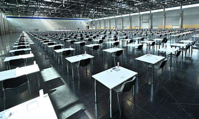 Die Prüfung findet in der Messe-Halle in Wien-Leopoldstadt statt