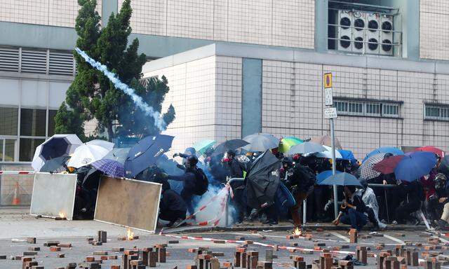Demonstranten vor der Polytechnischen Universität werden von der Polizei ins Visier genommen, vorerst mit Tränengas.