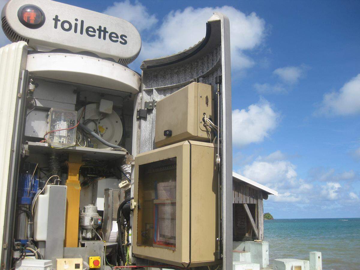 Martinique kann – hier ein öffentliches WC während seiner jährlichen Wartung – eine merkwürdige Schönheit entfalten ...