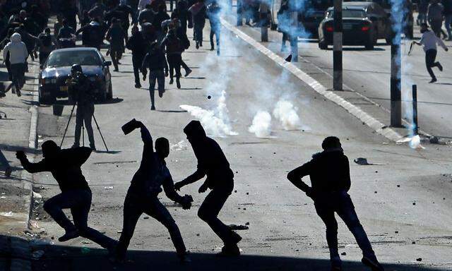 Palästinensische Jugendliche bewerfen in Bethlehem im Westjordanland israelische Soldaten unter anderem mit Steinen.