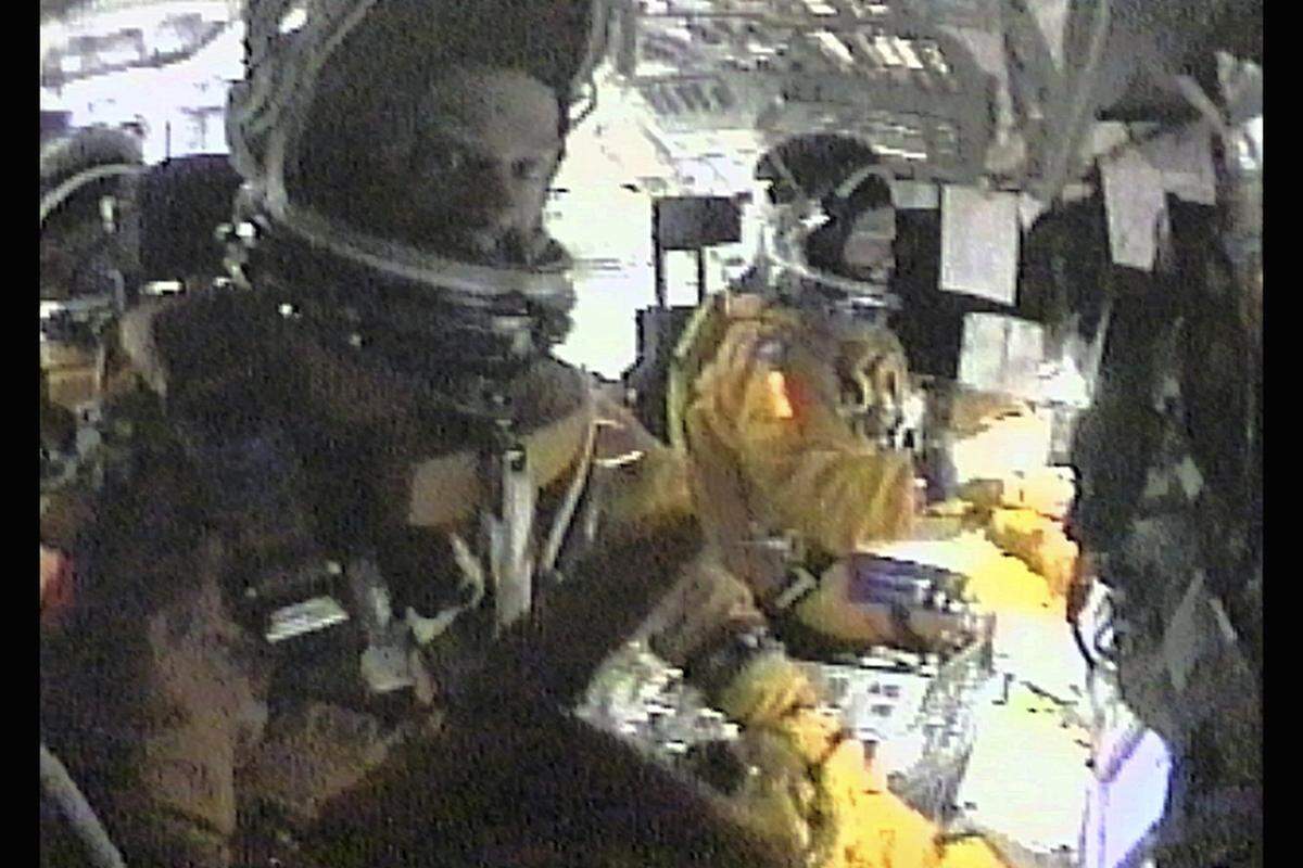 Um 8:59 Uhr Ortszeit wurden die letzten unverständlichen Worte aus der "Columbia" in das Kontrollzenrum in Florida übermittelt. Im Bild: Pilot William McCool (links) und Commader Rick Husband auf einer der letzten Aufnahmen aus dem Cockpit.