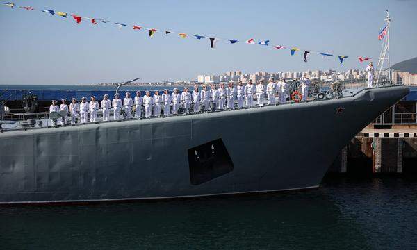 Tag der Marine am 30. Juli: Matrosen auf dem Deck eines Kriegsschiffs der russischen Schwarzmeerflotte 