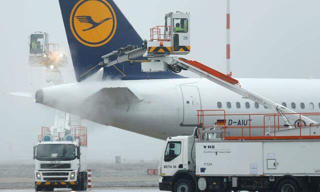 Eie Lufthansa-Maschine wird vor dem Abflug enteist.