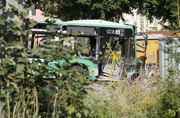 Der Bus wurde inzwischen in der Nähe der Unfallstelle abgestellt.