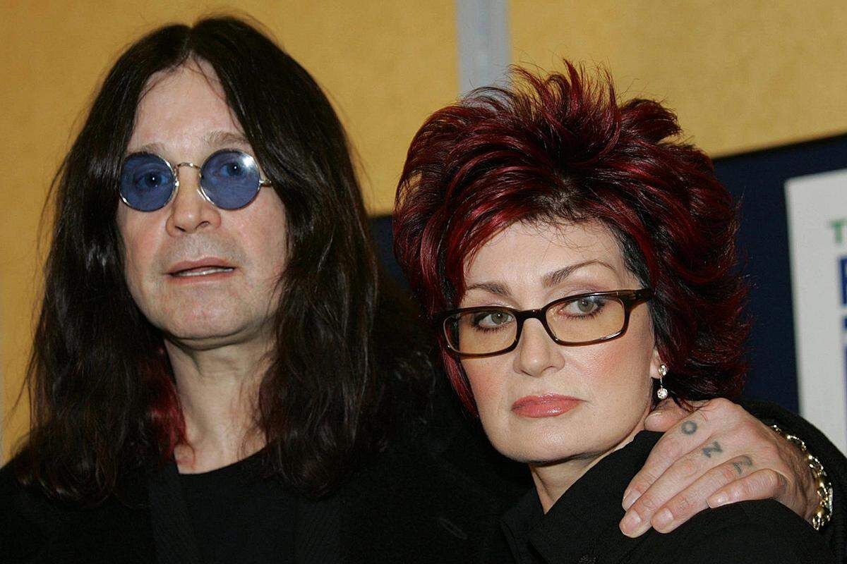 1978 wurde er deswegen bei Black Sabbath rausgeworfen und schloß sich drei Monate in ein Hotelzimmer ein. Sharon Osbourne, seine spätere, zweite Frau, soll ihn damals das Leben gerettet haben. Sie überredete Ozzy eine Solokarriere zu starten. Frei von Rückfällen war er aber nicht: 1989 soll Ozzy versucht haben, im Vollrausch Sharon zu erwürgen - bei der Geburtstagsfeier der sechsjährigen Tochter. 1996 schuf sie das "Ozzfest", ein Heavy-Metal-Festival, das bislang in den USA, Japan und Europa stattfand.