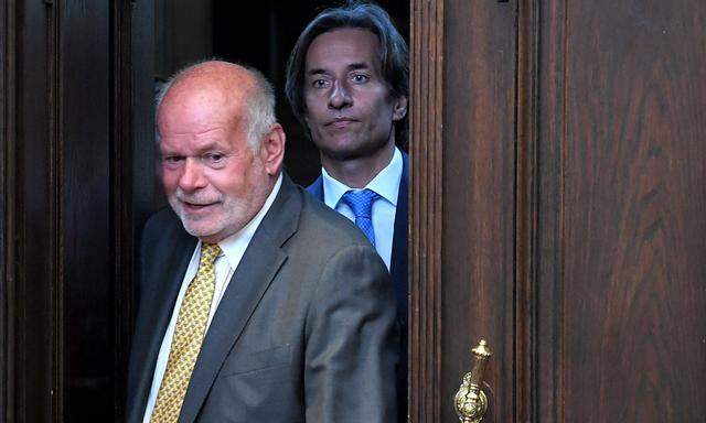Karl-Heinz Grasser betritt - hinter seinem Anwalt Manfred Ainedter - den Gerichtssaal.