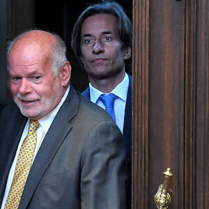 Karl-Heinz Grasser betritt - hinter seinem Anwalt Manfred Ainedter - den Gerichtssaal.