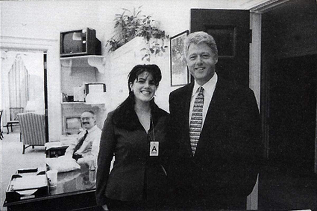 Clintons zweite Amtszeit wurde von der Lewinsky-Affäre überschattet. Ein üble Geschichte: Der Ex-US-Präsident verleugnete zu Beginn eine Affäre mit seiner Praktikantin Monica Lewinsky (siehe Bild), sein Sperma überführte ihn schließlich. Auf Druck von Medien und Öffentlichkeit entschloss sich Clinton 1998 zu einem Halbgeständnis, demzufolge er nur Oralsex mit ihr hatte.