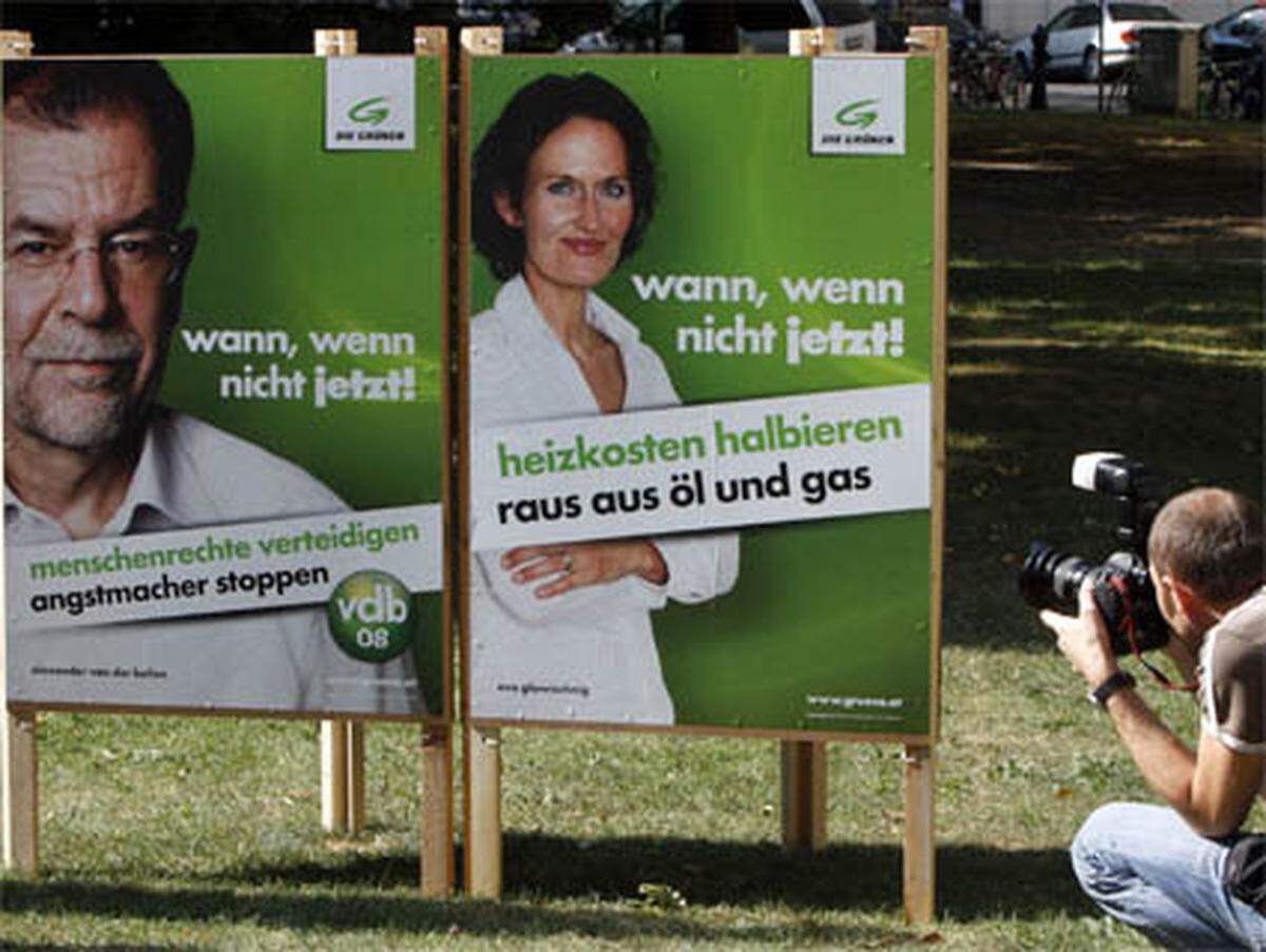 Bei der zweiten Plakatwelle setzen die Grünen auf den Spruch "Wann, wenn nicht jetzt". Mit den neuen Sujets will die Partei eine "Positivvisionen" vermitteln, passend dazu präsentieren sich Van der Bellen und Glawischnig in blütenweißer Kleidung vor knallgrünem Hintergrund.
